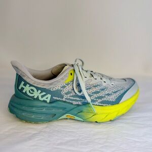 🌼HOKA speedgoat 5 pre-owned women’s tennis shoes. Size 7.5.
